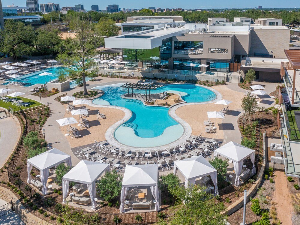 Exterior of Drey Hotel in Dallas Texas, as shown in the photo gallery